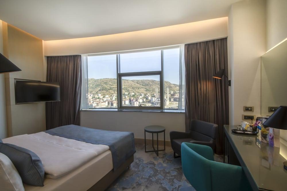 Crowne Plaza Cappadocia - Nevsehir By Ihg Hotel Exterior photo